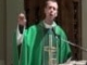 Egy katolikus pap nyelveken imádkozik