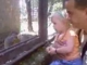 Bibike az állatkertben eteti a kismajmokat!