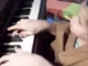 (2 éves) ...kislány a zongoránál