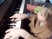 (2 éves) ...kislány a zongoránál