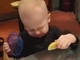 Kisgyerek eszi a citromot